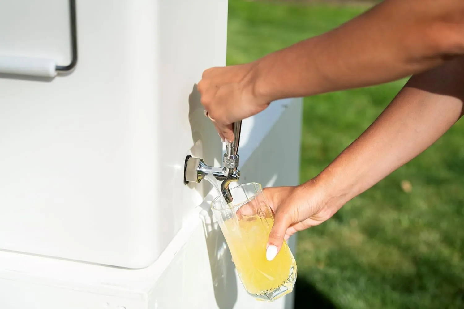 Bevanda - Sperse 3 Gallon Drink Dispenser - Large Insulated Stainless Steel Water and Beverage Dispenser - Ideal for Parties, Camping Trips, and Outdoor Events - Leakproof, Durable, Portable (White)